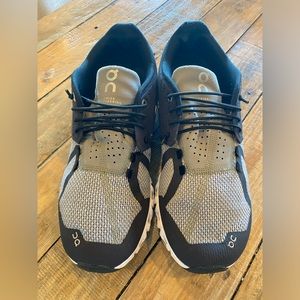 Men’s On Cloud black and gray shoes size 9.5